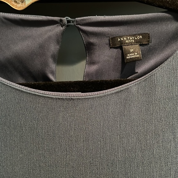 Green lined dress with ruffled long sleeves. - Picture 3 of 5